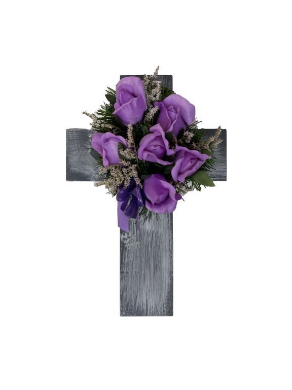 Kríž s umelým kvetom vo fialovej farbe, 40 x 26 x 17 cm - Kokiskashop.sk