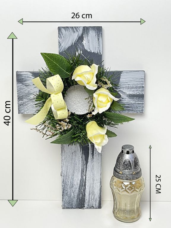 Kríž so sviečkou a umelým kvetom v krémovej farbe. - Kokiskashop.sk