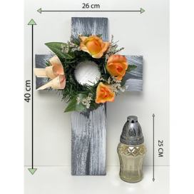 Kríž so sviečkou a umelým kvetom v oranžove farbe.